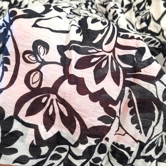 NWT Express Black and white floral Skirt w/pockets - Picture 6 of 8